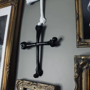 <b>THE BLACKENED TEETH</b> - SUSPENSION MURALE EN CROIX D'OS